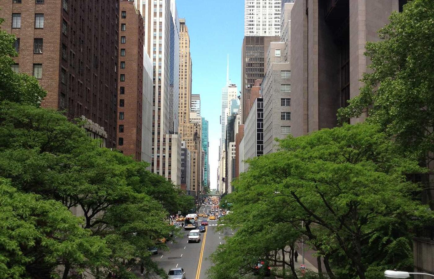 Echipă de ingineri discutând un proiect solar