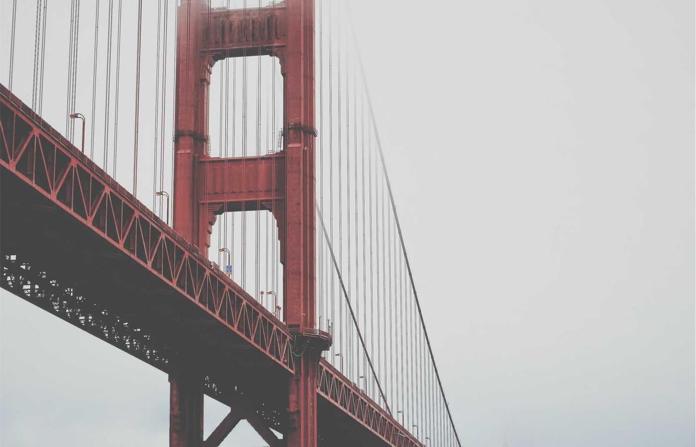 Inginer proiectând un sistem fotovoltaic